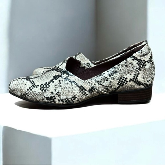 🌻 NEW with tags Clarks Juliet Snakeskin Palm Flats || Size 7 Wide Width - Picture 1 of 12